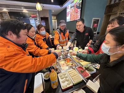 新春走基层 | 南通崇川:社区保洁员提前吃上"年夜饭"