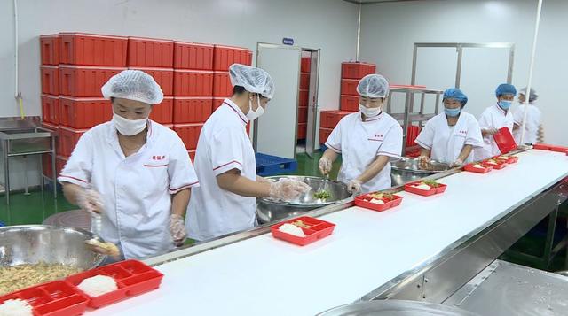 庆云中央厨房统一配餐,学生们安全饮食家长放心